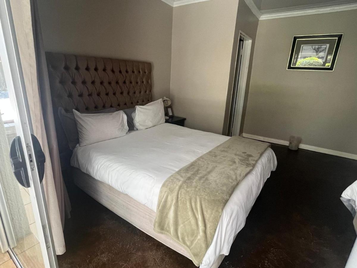 Toro Guest House Рюстенбург Экстерьер фото