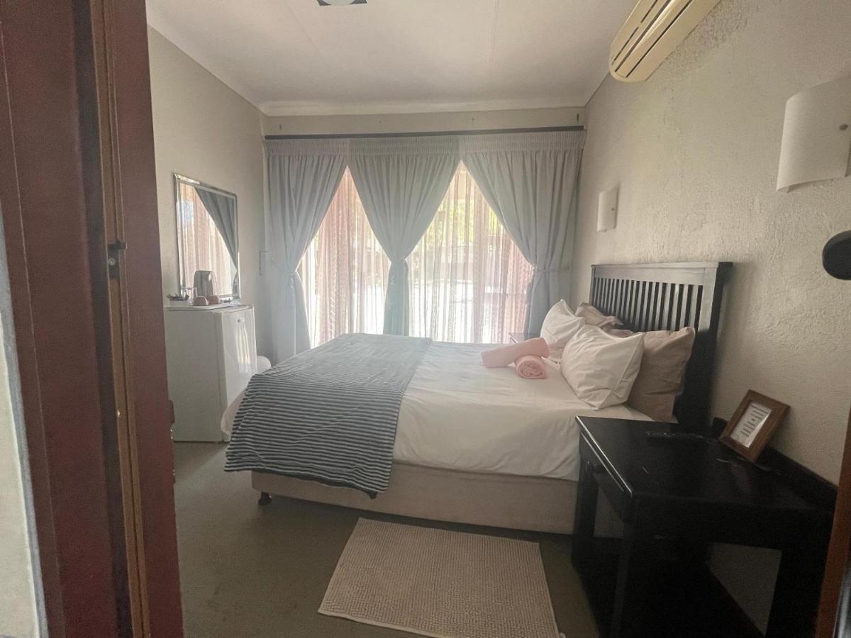 Toro Guest House Рюстенбург Экстерьер фото